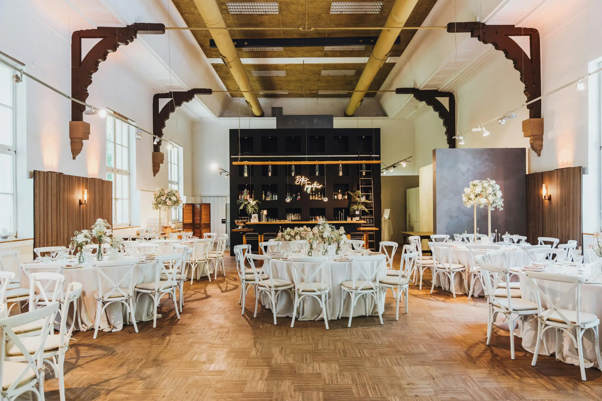 Wedding with bar for cocktail hour