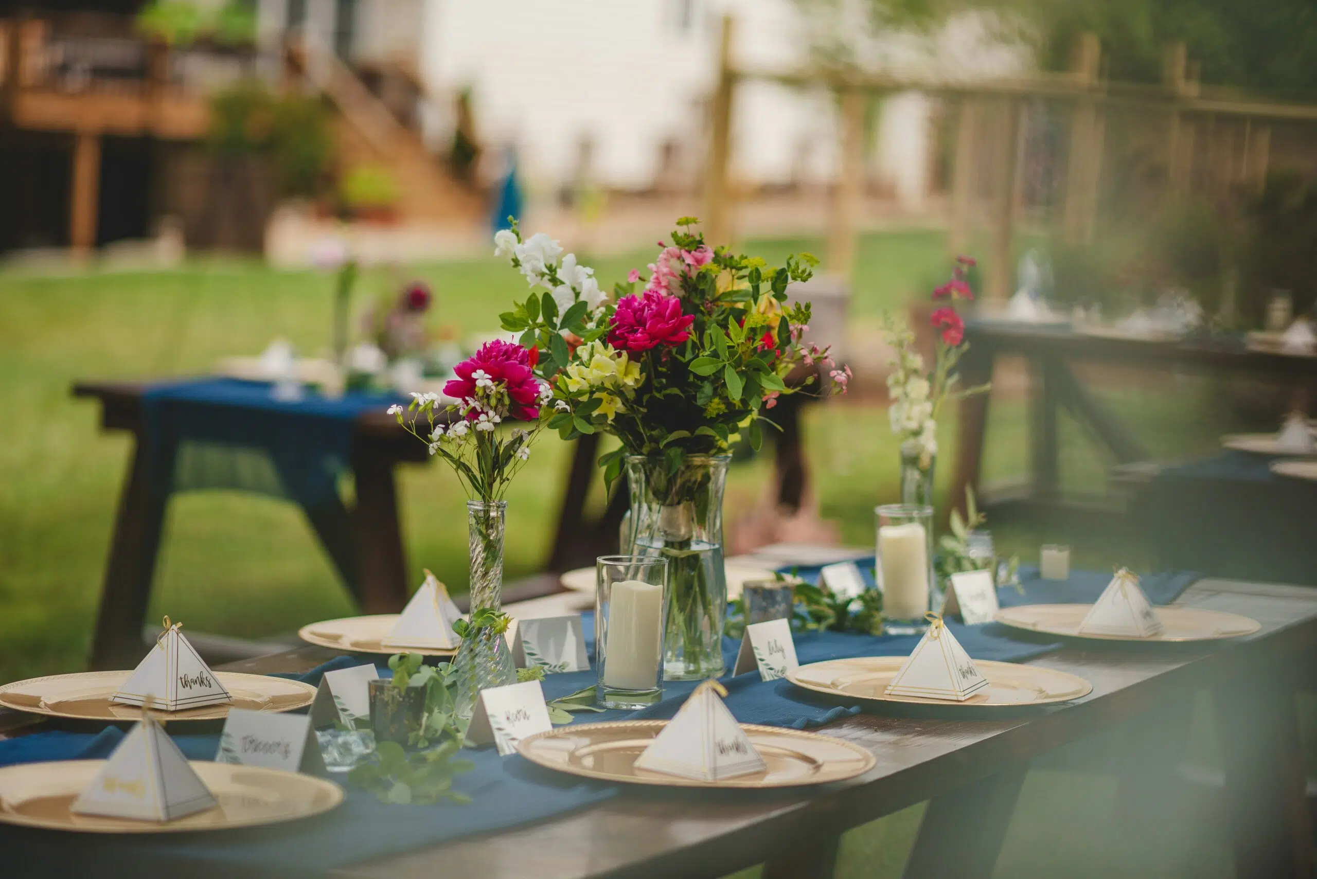 outdoor event dinner table setup